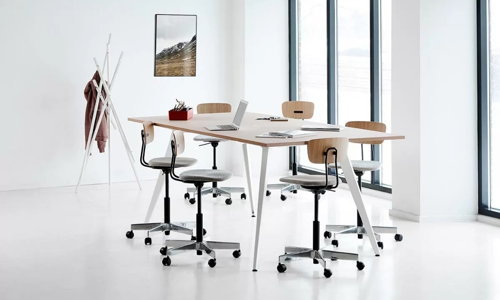 cabale-mötesbord-hög-holmberg-partner-1 Cabale hög mötesbord i mötesrum med höga arbetsstolar runt